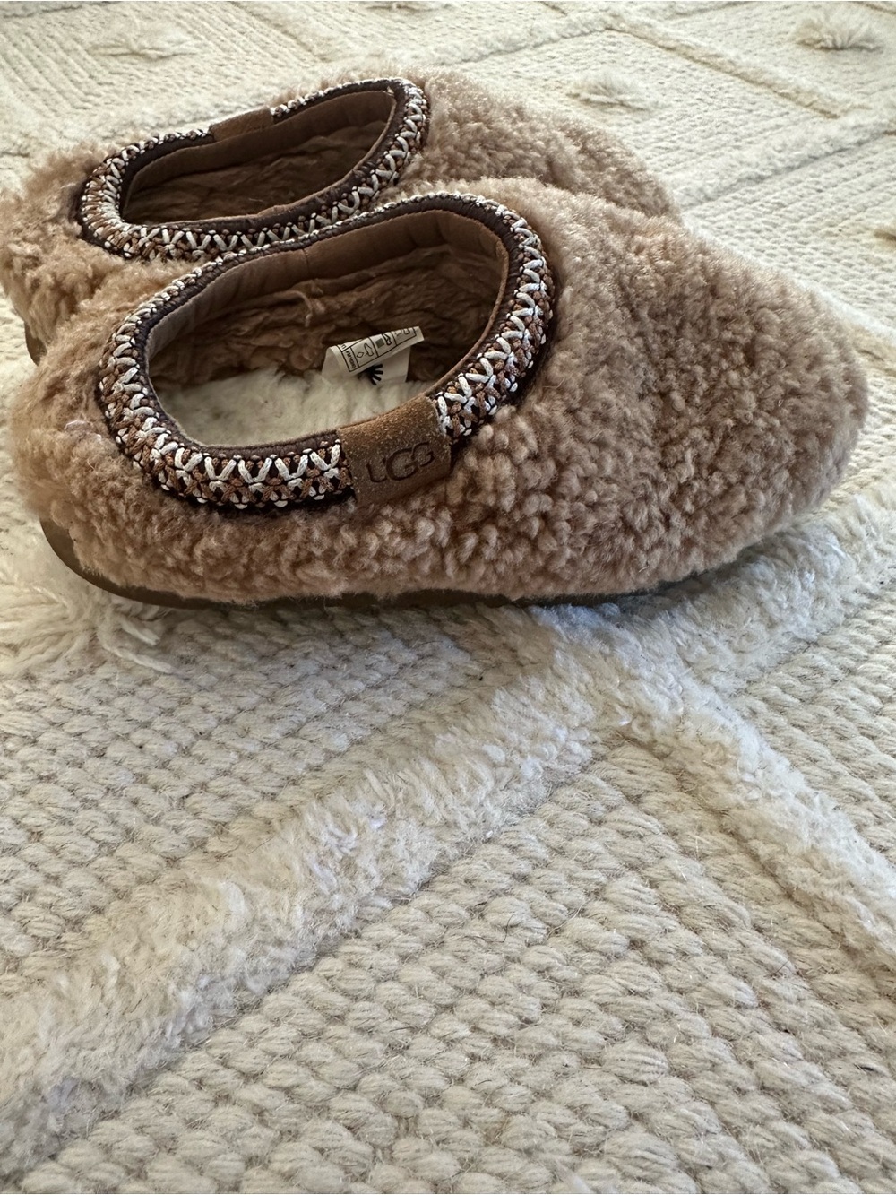 UGG Kids curly Shearling Slip-On Slippers in Chestnut Tan 1